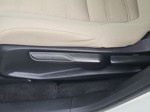 Used 2017 Honda CR-V LX image 10