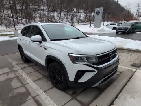 Certified 2022 Volkswagen Taos SE w/ Panoramic Sunroof Package image 6