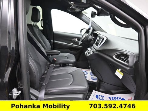 Used 2026 Chrysler Pacifica Select w/ S Appearance Package FWD image 22