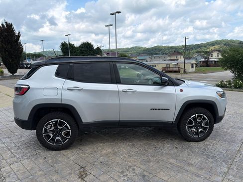 Used 2025 Jeep Compass Trailhawk AWD/4WD image 9