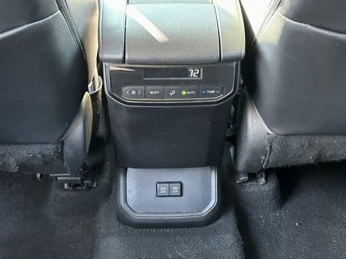 Used 2021 Toyota Highlander XLE image 19