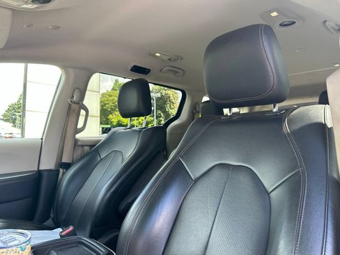Used 2019 Chrysler Pacifica Touring-L FWD image 8