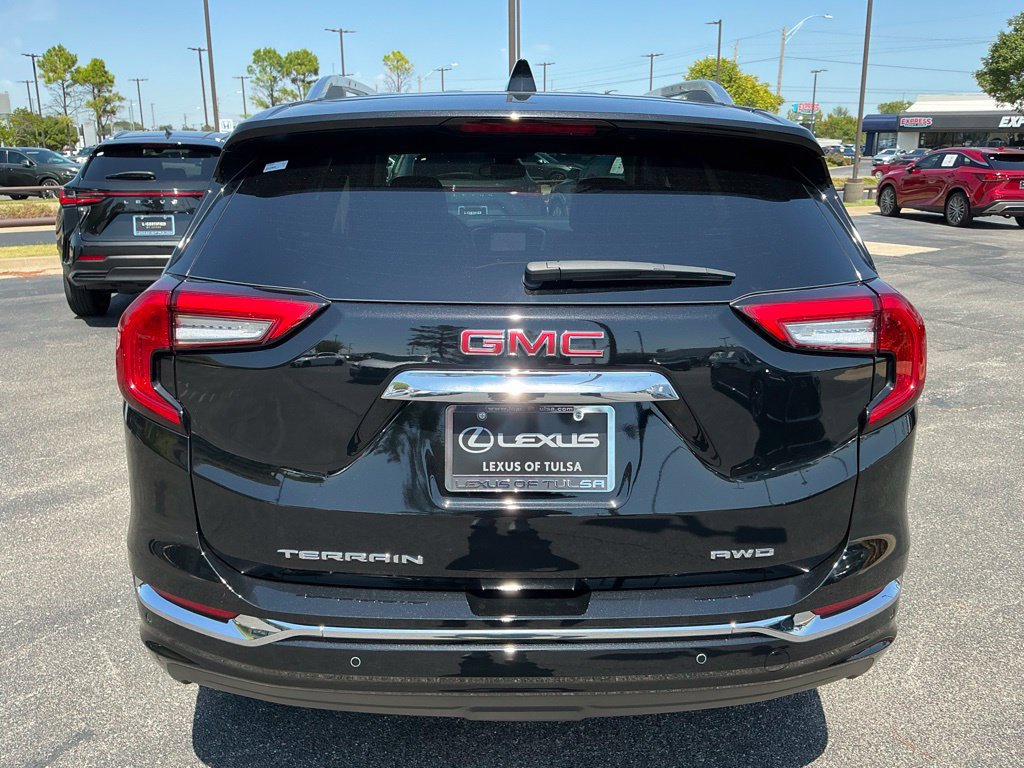 Used 2024 GMC Terrain Denali w/ Denali Premium Package AWD/4WD image 4