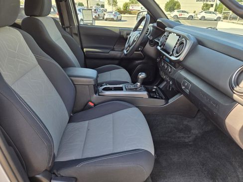 Used 2021 Toyota Tacoma TRD Sport w/ Technology Package image 31