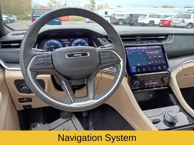 Used 2023 Jeep Grand Cherokee Limited w/ Black Appearance Package AWD/4WD image 10