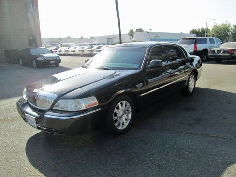Used 2011 Lincoln Town Car Signature Limited image 2