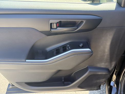 Certified 2025 Toyota Highlander LE FWD image 19