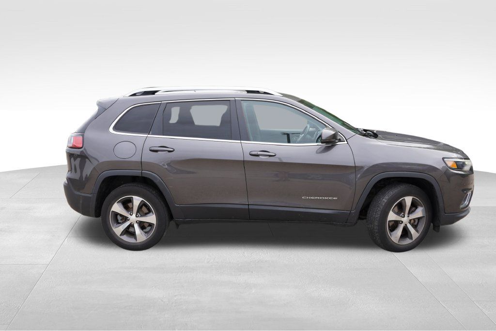 Used 2019 Jeep Cherokee Limited AWD/4WD image 2