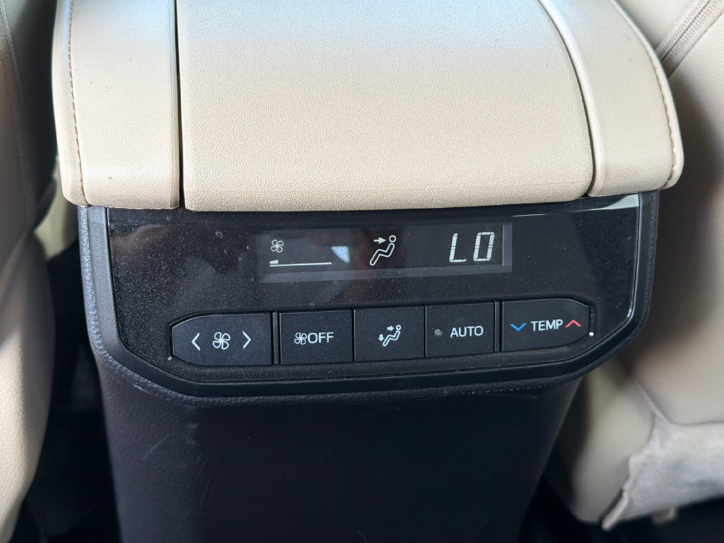 Used 2023 Toyota Highlander XLE FWD image 25
