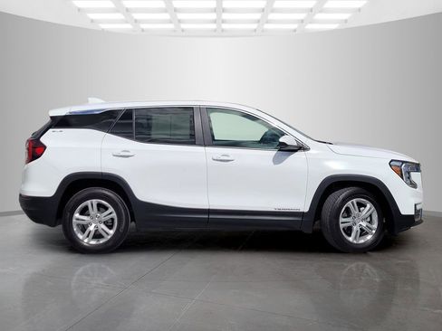 Used 2024 GMC Terrain SLE FWD image 3