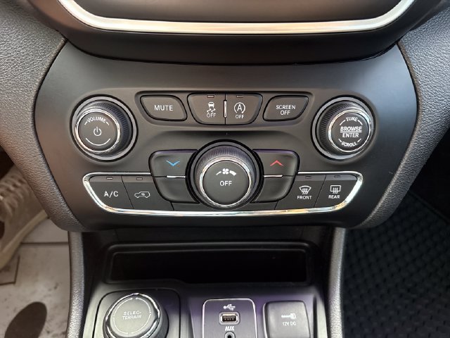 Used 2019 Jeep Cherokee Latitude Plus w/ Cold Weather Group AWD/4WD image 14