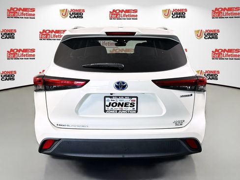 Used 2021 Toyota Highlander XLE AWD/4WD image 16
