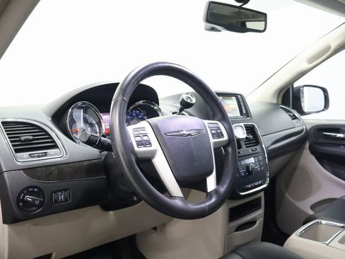 Used 2016 Chrysler Town & Country Touring-L image 15