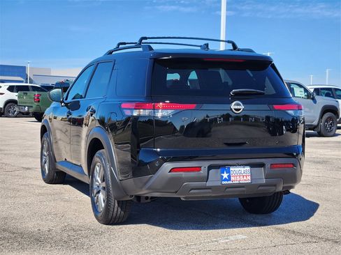 New 2025 Nissan Pathfinder SV image 4