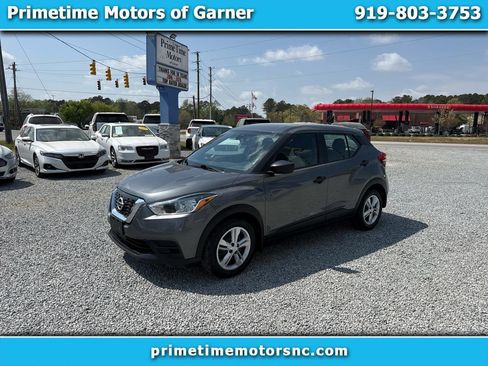 Used 2020 Nissan Kicks S image 1