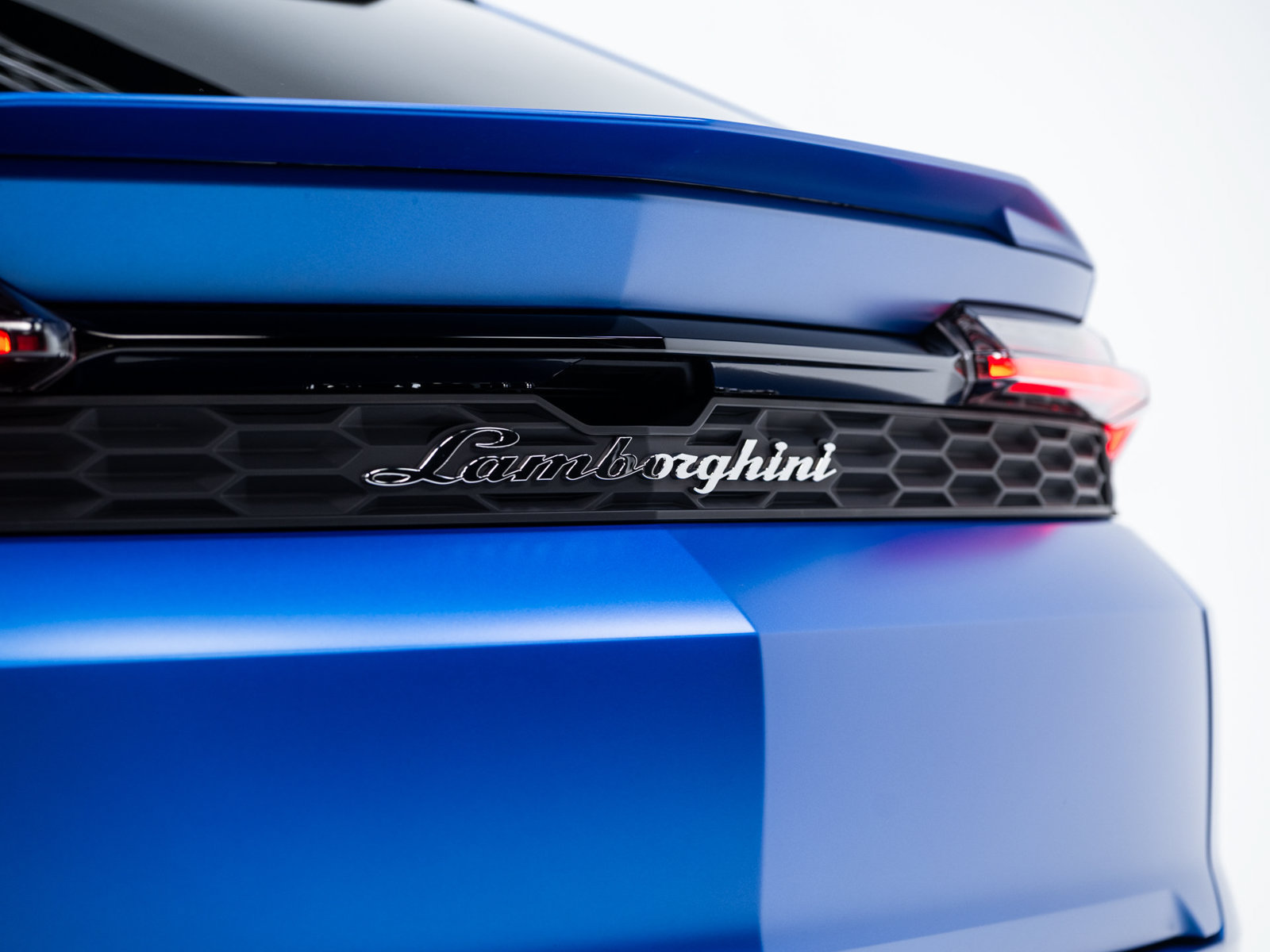 Used 2025 Lamborghini Urus SE AWD/4WD image 30