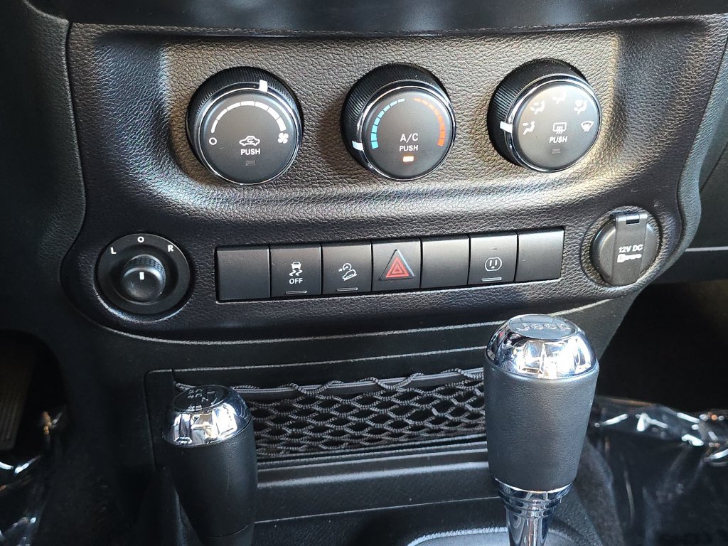 Used 2015 Jeep Wrangler Unlimited Sahara w/ Connectivity Group AWD/4WD image 30