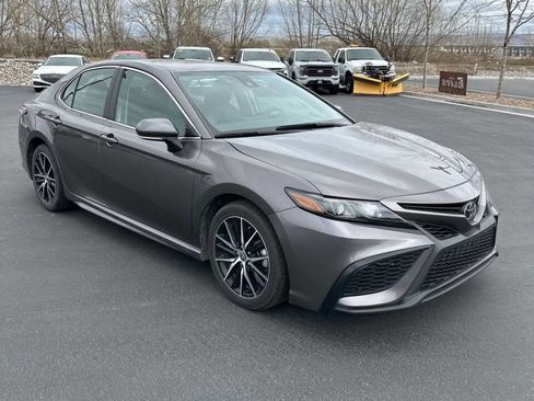 Used 2024 Toyota Camry SE image 4