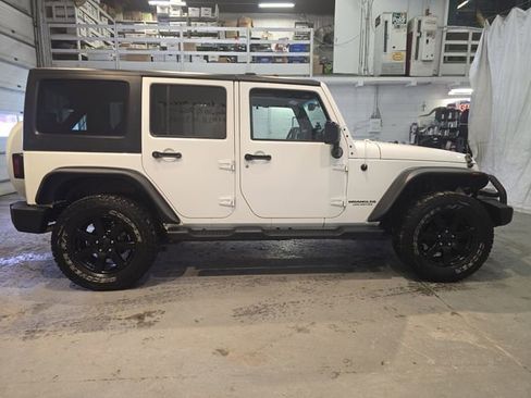 Used 2014 Jeep Wrangler Unlimited Sahara image 7