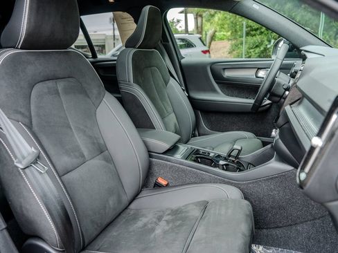 Used 2025 Volvo XC40 B5 Plus AWD/4WD image 22