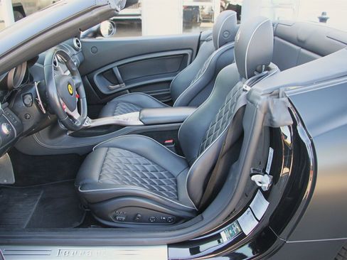 Used 2014 Ferrari California image 25