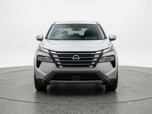 Used 2025 Nissan Rogue SV image 2