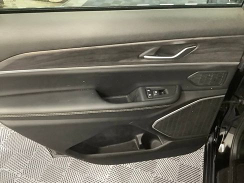 Used 2023 Jeep Grand Cherokee L Limited w/ Black Appearance Package image 5