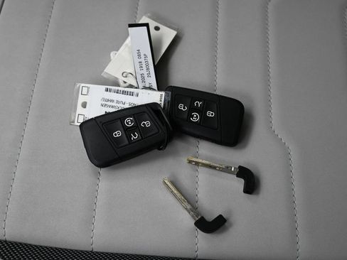 Used 2025 Volkswagen Taos SE FWD image 28