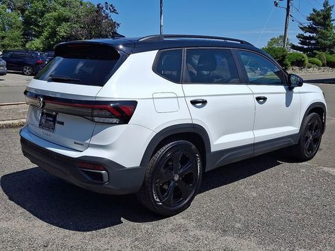 Certified 2025 Volkswagen Taos SE image 11