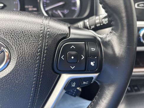 Used 2018 Toyota Highlander XLE FWD image 23