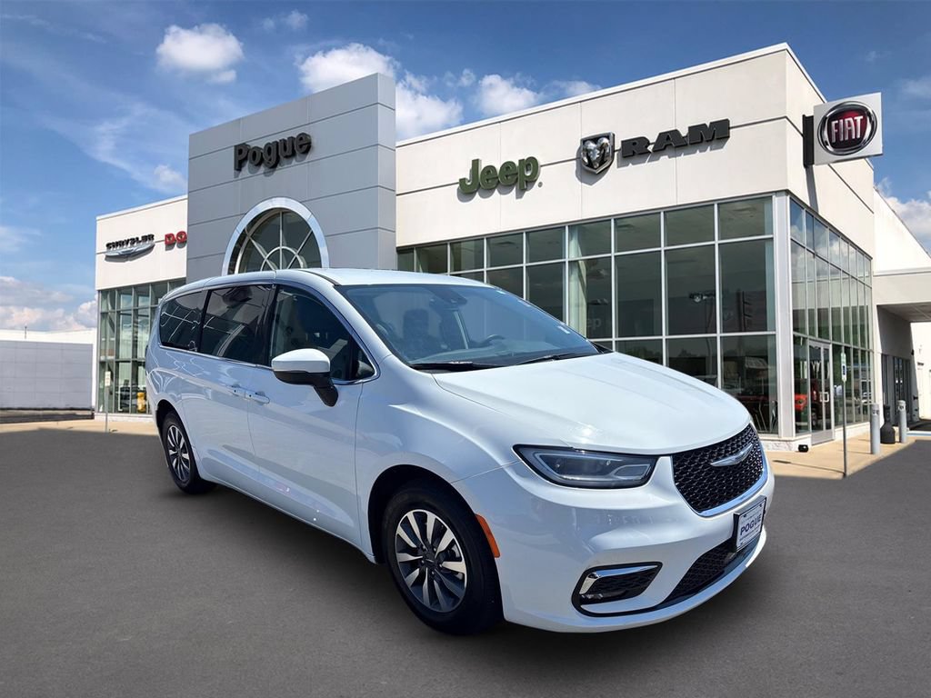 Used 2023 Chrysler Pacifica Touring-L FWD image 1