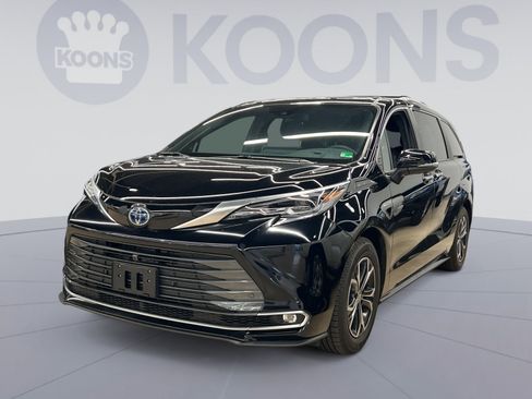 Used 2025 Toyota Sienna Platinum image 1