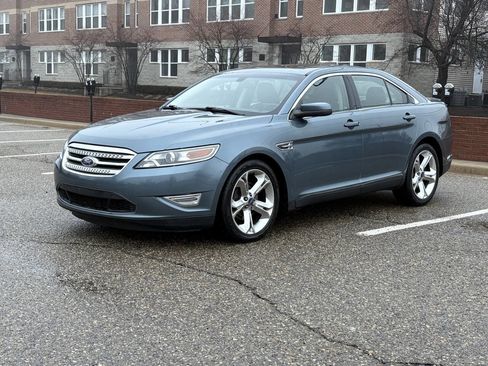 Used 2010 Ford Taurus SHO image 2