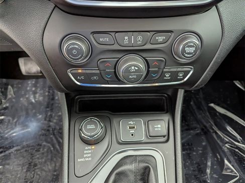 Certified 2020 Jeep Cherokee Latitude Plus image 25