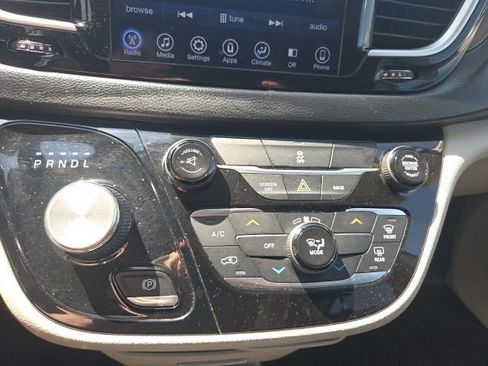 Used 2017 Chrysler Pacifica Touring FWD image 24