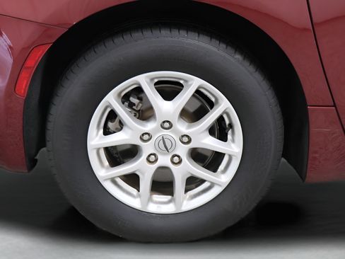 Used 2023 Chrysler Pacifica Touring-L FWD image 34