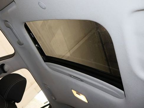 Used 2024 Hyundai Venue SEL image 23