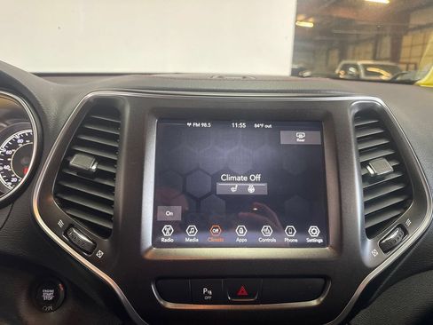 Used 2019 Jeep Cherokee Trailhawk w/ Cold Weather Group AWD/4WD image 15