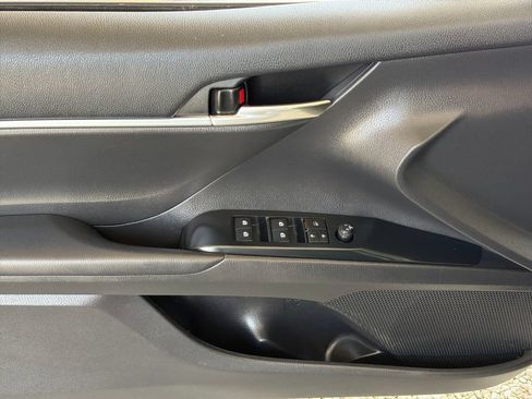 Used 2020 Toyota Camry SE FWD image 3