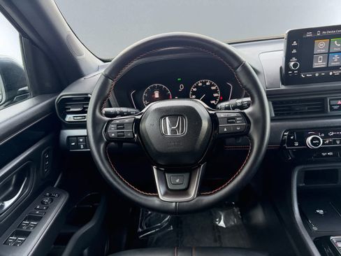 Used 2025 Honda Pilot TrailSport image 17