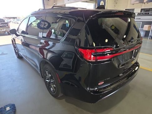 Used 2025 Chrysler Pacifica Select w/ Fav Edition Package FWD image 2