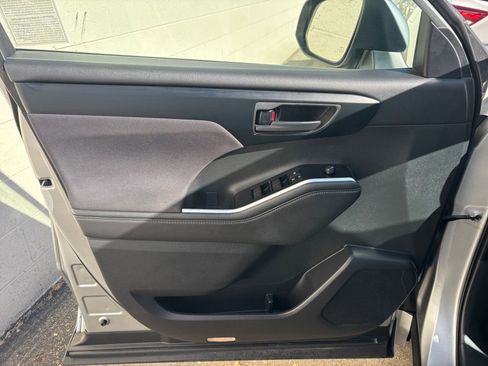 Used 2025 Toyota Highlander LE image 20