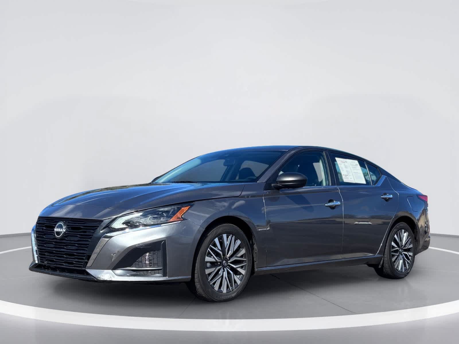 Used 2024 Nissan Altima 2.5 SV FWD image 2