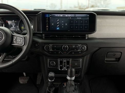 Used 2024 Jeep Wrangler Unlimited image 21