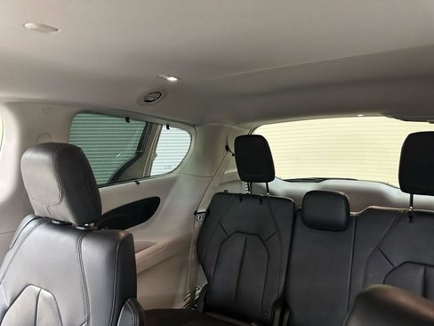 Used 2018 Chrysler Pacifica Touring-L Plus FWD image 37