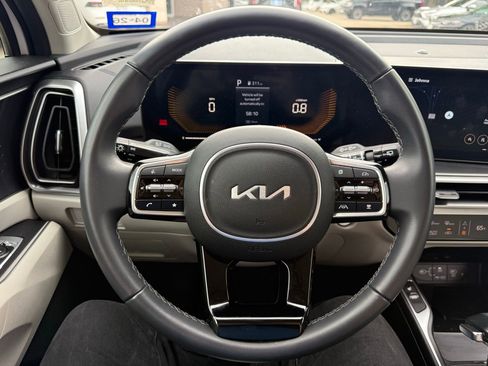 Used 2024 Kia Sorento S image 12