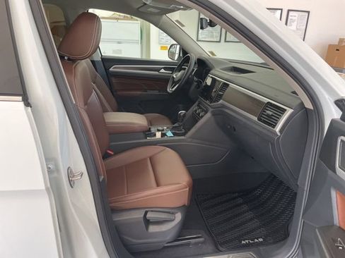 Certified 2023 Volkswagen Atlas SE w/ Black Wheel Package image 13