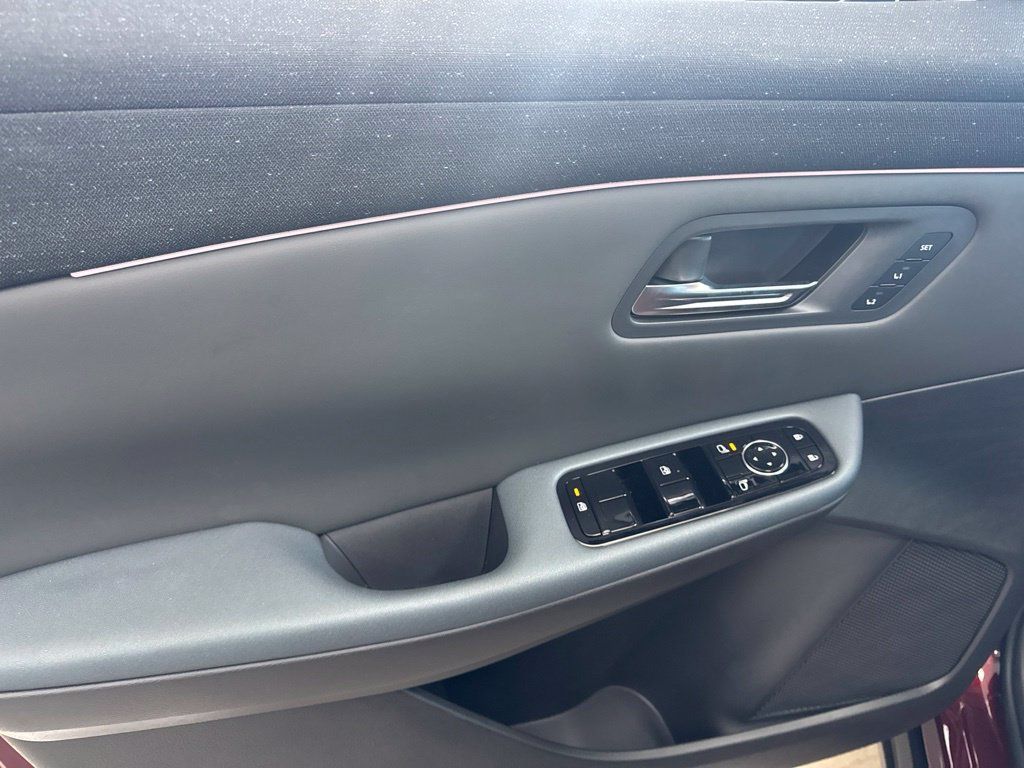 New 2026 Nissan Leaf Platinum+ FWD image 13