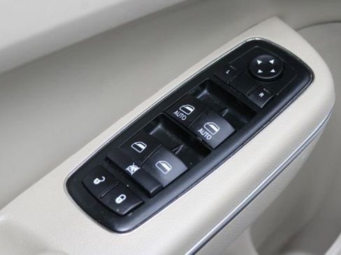 Used 2013 Chrysler 300 Motown w/ Driver Convenience Group image 9