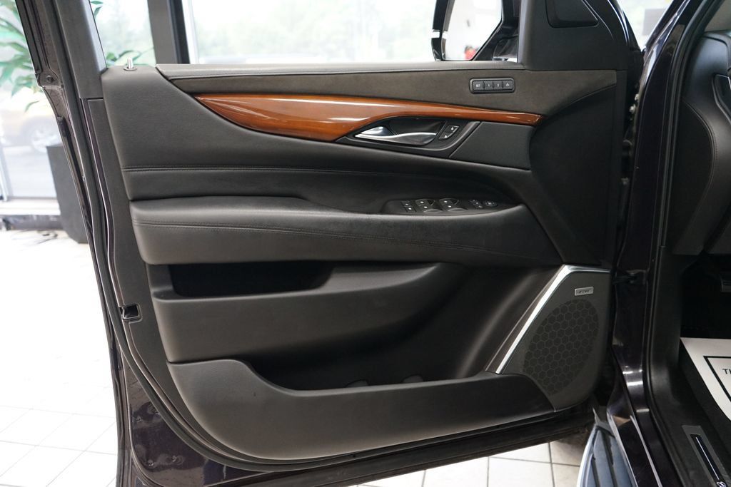 Used 2018 Cadillac Escalade Luxury AWD/4WD image 28